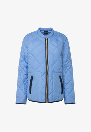 Světle modrá prošívaná bunda s žebrovaným límcem, předním zipem a dvěma bočními kapsami. Má tmavě modré lemování a béžový zip.