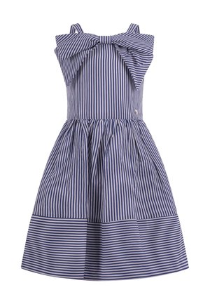 Sukienka bez rękawów w niebiesko-białe paski z dużą kokardą na piersi oraz marszczoną spódnicą z poziomymi paskami na dole.