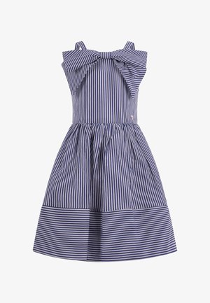Vestido sin mangas a rayas azules y blancas con un gran lazo en el pecho y una falda fruncida con rayas horizontales en el dobladillo.