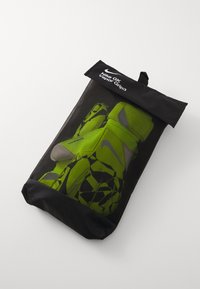 Nike GK Vapor Grip3 kapus kesztyű neon zöld színben, fekete geometrikus mintákkal, átlátszó hálós tasakban, fekete tetejével csomagolva.