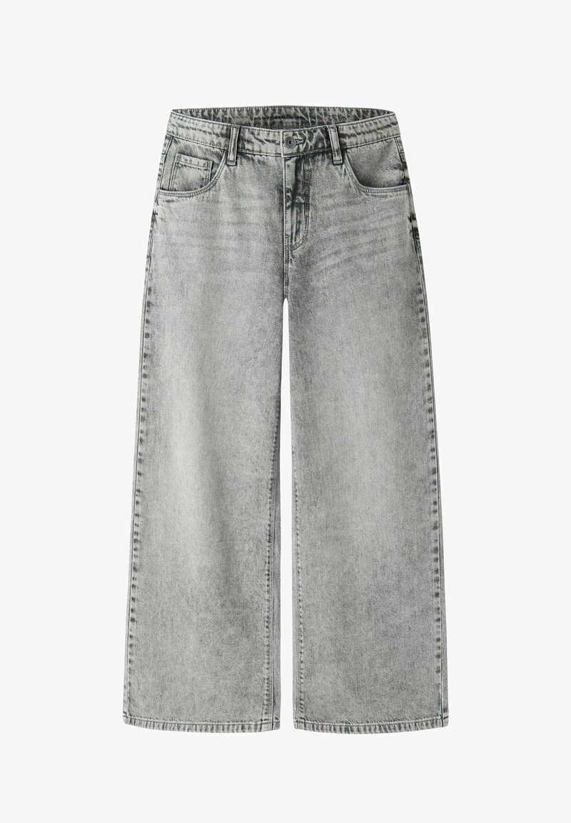 Jean taille large en denim gris clair, doté de cinq poches, d'une fermeture par bouton, et d'un léger effet délavé pour la texture. Finition lisse, coupe droite.
