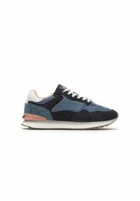 Sneakers blu navy e azzurro chiaro con materiali in pelle scamosciata e cuoio. Presentano lacci bianchi, accenti rosa e una suola testurizzata. Profilo laterale mostrato.