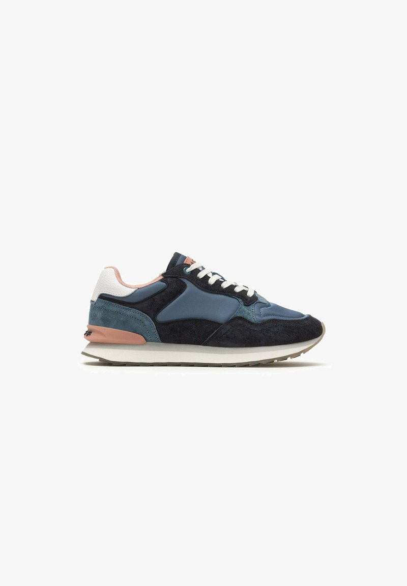 Baskets bleu marine et bleu clair en matériaux en daim et en cuir. Présentent des lacets blancs, des accents roses et une semelle texturée. Profil latéral affiché.