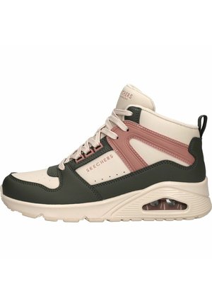 Wysokie sneakersy Skechers z panelami w kolorze beżowym, ciemnozielonym i pudrowo-różowym, z przodu na sznurowadła i widoczną poduszką powietrzną w podeszwie.
