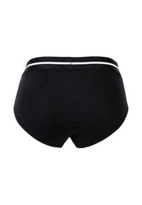 Schwarze Baumwollslips mit glatter Textur, ausgestattet mit einem elastischen Bund in Weiß mit Streifen und einem hochgeschnittenen Design. Rückansicht gezeigt.