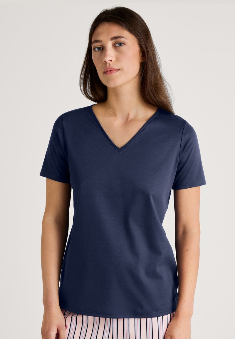 Donkerblauwe t-shirt met een V-hals, korte mouwen en een relaxte pasvorm, gemaakt van zacht, glad stof, gecombineerd met gestreepte pyjamabroek.