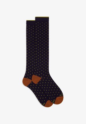 Calze al ginocchio blu navy con pois verde oliva e punte, talloni e orli marroni, posizionate piatte affiancate.