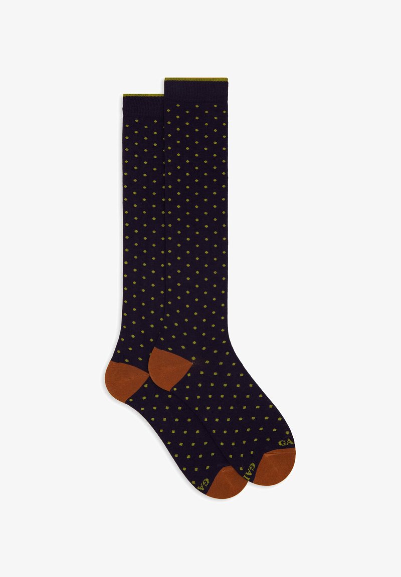 Marineblaue knielange Socken mit olivgrünen Pünktchen und braunen Zehen, Fersen und Bündchen, flach nebeneinander liegend.