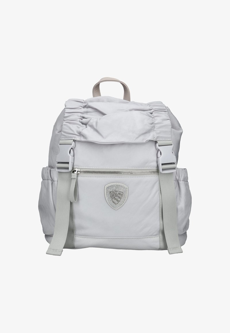 Jasnoszara plecak z marszczonym wierzchem, przednią kieszenią na zamek, regulowanymi szelkami i teksturowaną naszywką z logo z przodu. Gładkie wykończenie materiału.