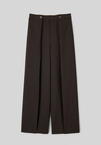 Pantalon large couleur marron foncé avec fines rayures discrètes, taille haute, plis à l'avant et deux boutons sur la ceinture.