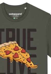Olivgrünes T-Shirt mit einem Grafikdruck einer Pizzascheibe mit einer Hand, belegt mit herzförmigen Peperoni, unter dem fetten Text "WAHRE LIEBE."