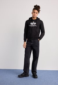 Alpha Industries - BASIC ZIP HOODY - Sweater met rits - black Miniatuurafbeelding 1