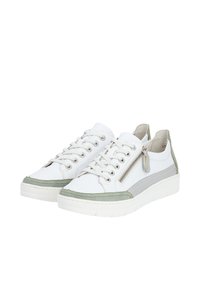 Baskets en cuir blanc avec des accents verts et gris, dotées d'une fermeture éclair sur le côté et d'une épaisse semelle en caoutchouc blanc. Laçage avec des œillets en argent.