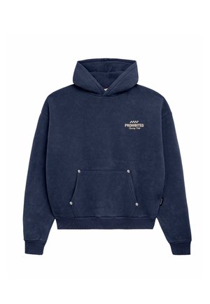 Tmavomodrá mikina s kapucňou z mäkkej tkaniny, s predným vreckom, elastickými manžetami a logom 'PROHIBITED' v kontrastnej béžovej farbe.