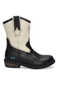 Zwarte en crèmekleurige cowboylaarzen met een steraccent, golvend ontwerp, contrasterende stiksels en een kleine gestapelde hak. Groene stippen nabij de zool.