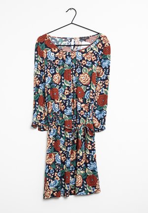 Abito floreale con maniche lunghe, sfondo blu navy, con fiori rossi e blu. Include una vita legata e dettagli con bottoni sul davanti.