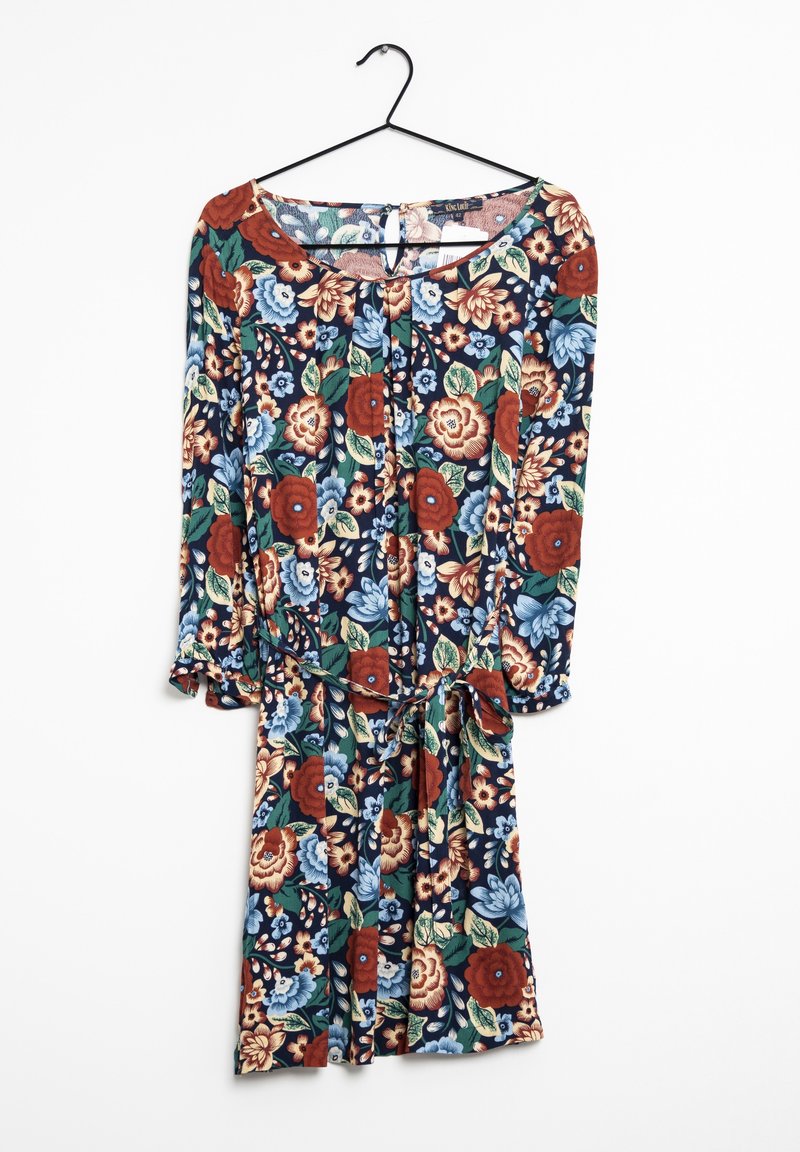 Blommig klänning med långa ärmar, marin bakgrund, med röda och blå blommor. Inkluderar midjeband och knappdetaljer på framsidan.