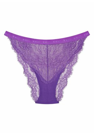Fioletowy koronkowy thong o teksturowanym wzorze, z gładką fioletową tylną częścią i szerokim elastycznym pasem ozdobionym napisem "blovii."