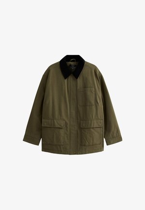 Veste vert olive avec un col noir, silhouette structurée, deux poches avant et fermeture éclair, fabriquée à partir d'un tissu durable.