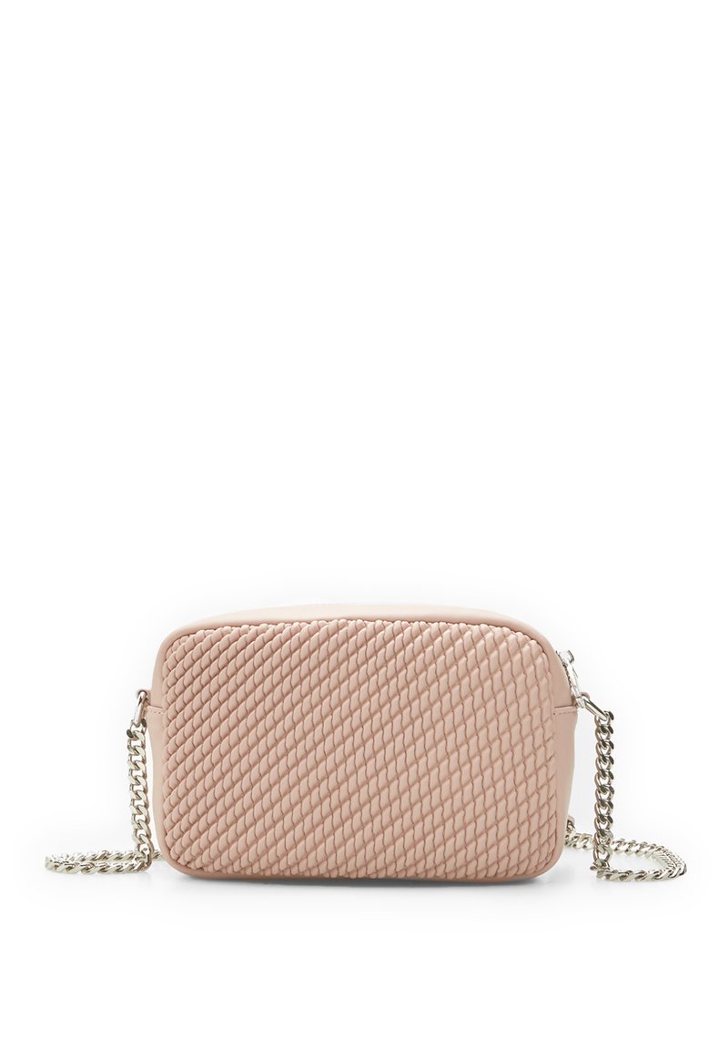 Borsa a tracolla in pelle rosa intrecciata con tracolla in catena argentata e pannello frontale testurizzato. Forma rettangolare con retro liscio.