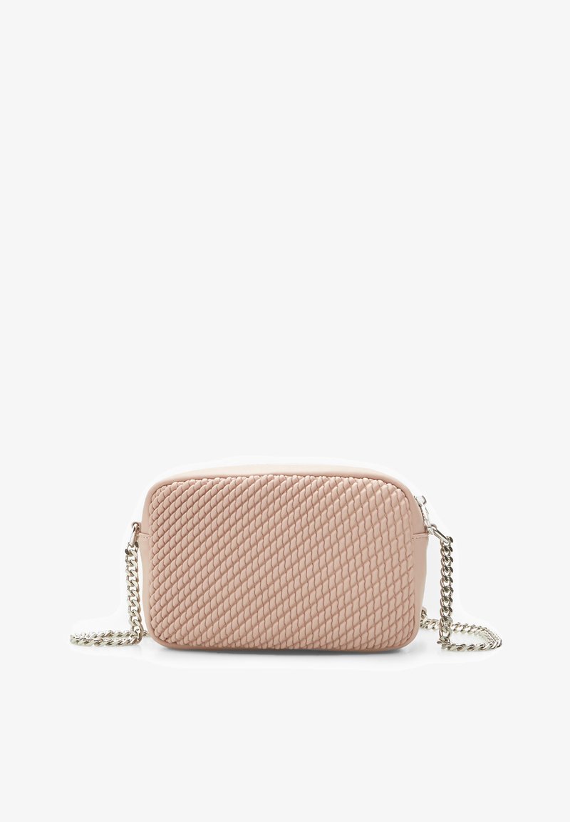 Vävd rosa läder crossbody-väska med en silverkedjesnor och en texturerad frampanel. Rektangulär form med en slät baksida.