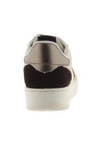 Baskets avec un dessus en cuir crème, des accents en suède brun foncé, une semelle en caoutchouc blanc texturé et un détail de talon en métal argenté.