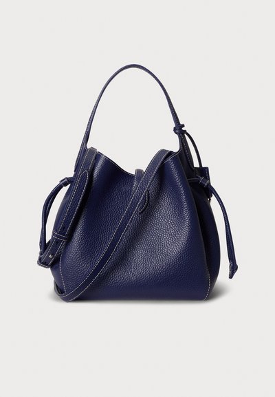 Laivastonsininen nahkainen ämpärilaukku, jossa on teksturoidu pinta, säädettävä olkahihna ja kiristysnyörikiinnitys. Korostettu kontrastipistely.