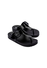 Chanclas negras con un acabado brillante, que cuentan con un respaldo de dedo, una correa ajustable con herrajes de hebilla y una suela texturizada para mayor agarre.