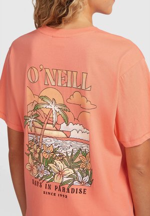 T-shirt corail avec un graphisme rétro de palmiers, vagues océaniques et fleurs. Le texte indique "O'Neill" et "Days in Paradise since 1952".