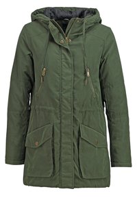 Zelená parka s polstrovaným designem, obsahující kapuci, stahovací šňůrku a dvě velké přední kapsy. Zapínání na zip a patentky.