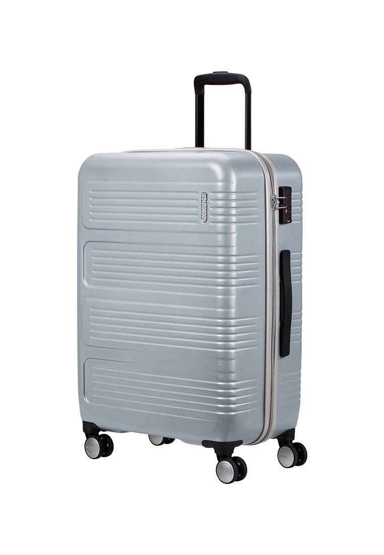 Maleta rígida plateada con diseño de ribetes horizontales, asa retráctil, dos ruedas negras y cierre de cremallera con candado de seguridad.