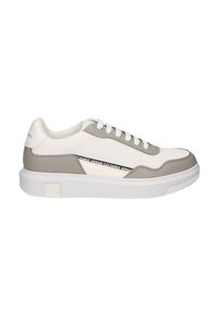 Scarpe atletiche bianche e grigie con una parte superiore testurizzata, lacci piatti, colletto imbottito e suola in gomma, con un marchio lungo il lato.