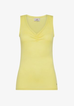 Top sans manches jaune en V, fabriqué en tissu doux, avec un détail froncé à l'avant et un petit logo sur le côté inférieur.