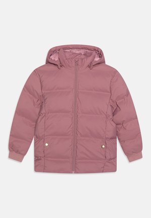 Veste matelassée rose poudré avec capuche, fermeture éclair à l'avant, poignets côtelés et deux poches latérales à boutons pression, posée à plat sur un fond blanc.
