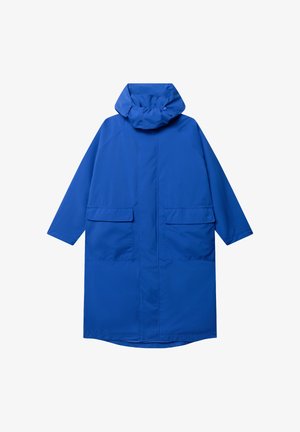 Niebieski długi płaszcz przeciwdeszczowy z kapturem, zamkiem z przodu i dwoma dużymi kieszeniami z patkami, pokazany na płasko z wyprostowanymi rękawami.
