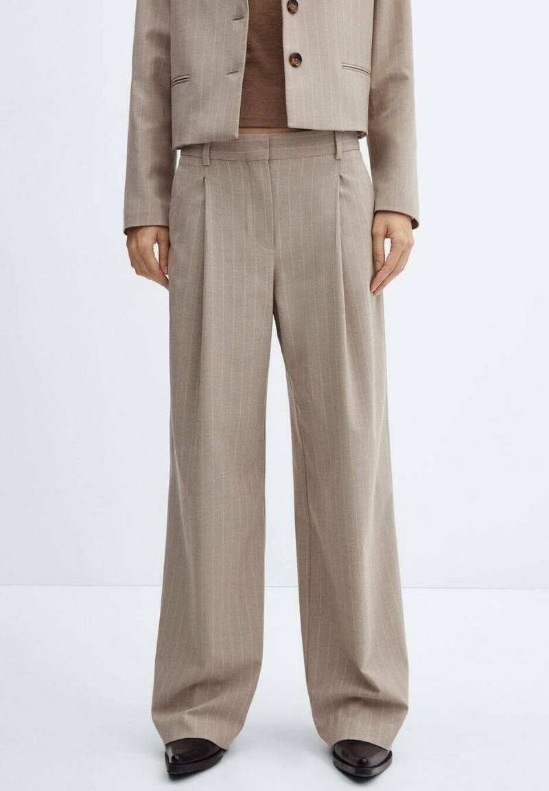 Pantalon beige à fines rayures avec coupe à jambes larges, confectionné dans un tissu lisse, doté d'une taille mi-haute et d'un devant plissé.