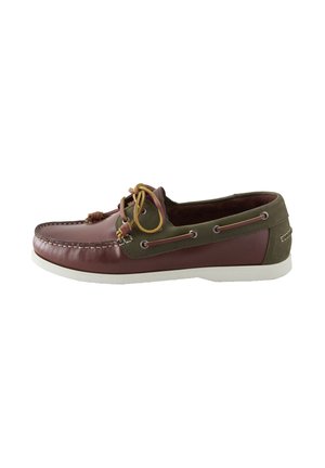 Brązowy i zielony skórzany but typu boat shoe z białą podeszwą i żółtymi sznurówkami związanymi na kokardę na białym tle.