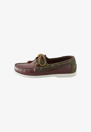 Brązowy i zielony skórzany but typu boat shoe z białą podeszwą i żółtymi sznurówkami związanymi na kokardę na białym tle.