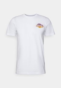 Vit bomullströja med en färgglad Los Angeles Lakers-logotyp på vänster bröst. Klassisk rund hals och korta ärmar.