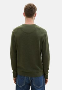 TOM TAILOR MIT V-AUSSCHNITT - Pulover - rosin green melange
