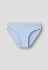 Lichtblauwe katoenen bikinionderbroek met een gladde textuur, elastische tailleband en een eenvoudig ontwerp. Geen patronen of extra details.