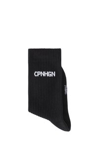 Mustade ribadega sokid, mille küljel on valge tekst "CPNHGN". Kangas näeb välja nagu puuvillane segu, kujundatud mugavaks istuvuseks.