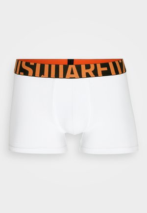 Boxers blancs avec une ceinture logo noire et orange, offrant un ajustement snug, une texture lisse et un design traditionnel.
