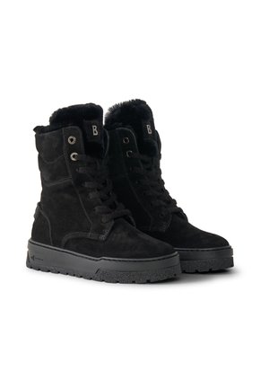 Czarne zamszowe botki za kostkę z mankietem z sztucznego futra, okrągłym noskiem i czarnymi sznurowadłami. Posiadają teksturowaną gumową podeszwę i metalowe przelotki na sznurowadła.