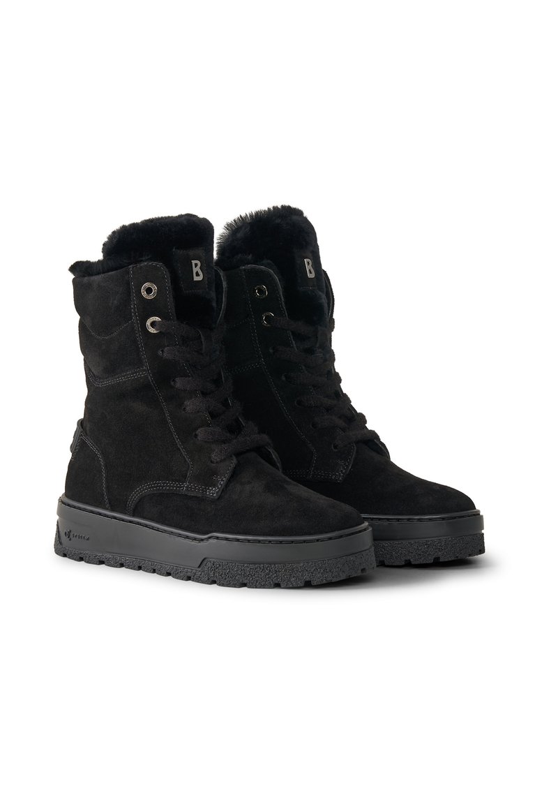 Zwarte suède enkellaarsjes met een faux bontkraag, een ronde neus en zwarte veters. Voorzien van een textuur rubberen zool en metalen veteroogjes.