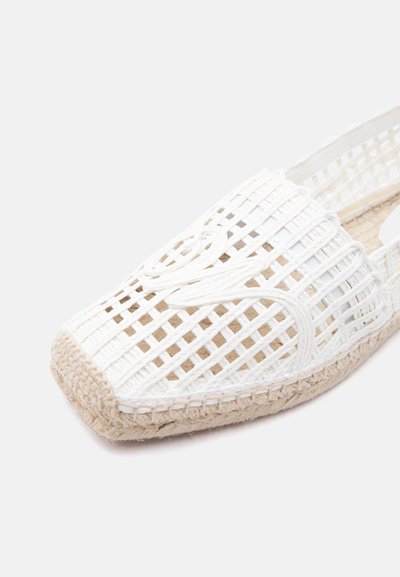 Λευκή υφαντή εσπαντρίγια με ανοιχτό σχέδιο πλέγματος και κεντημένη λουλουδένια λεπτομέρεια στη σόλα από σχοινί.