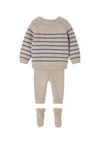Strickbekleidung für Kinder in Beige mit marineblauen Streifen. Besteht aus einem Langarmpullover, einer Hose und passenden gestrickten Stiefeln. Weiche Textur überall.