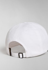Cappellino da baseball bianco con visiera curva, cinturino regolabile sul retro e dettagli cuciti. Tessuto liscio con occhielli di ventilazione.