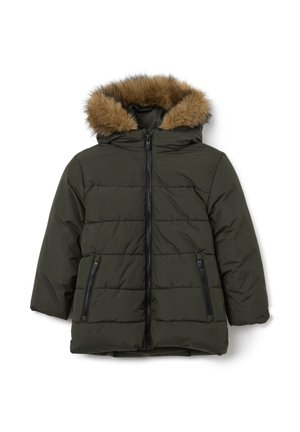 Chaqueta acolchada de color verde oscuro con capucha de piel sintética, cierre frontal con cremallera y dos bolsillos laterales con cremallera. Textura acolchada en todo el cuerpo.