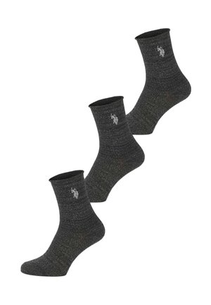 Trois chaussettes basses gris foncé avec un petit logo blanc brodé sur le côté, disposées en formation décalée sur fond blanc.